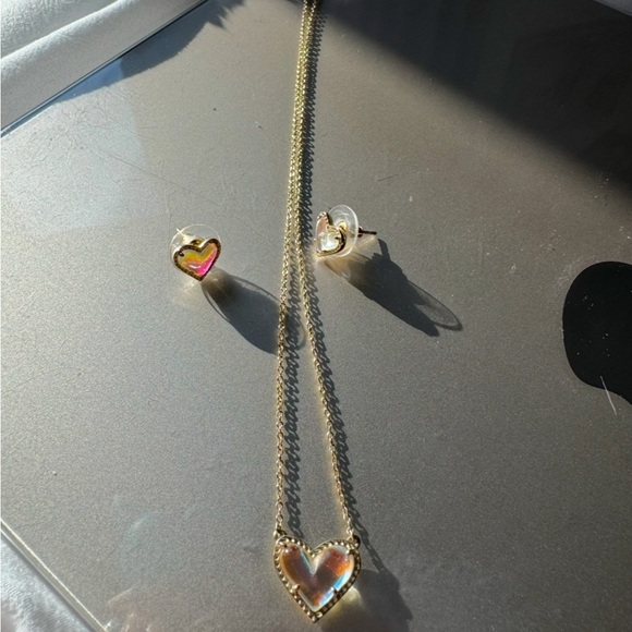 Discontinued Kendra scott rainbow iridescent, gold heart necklace - Picture 1 of 4
